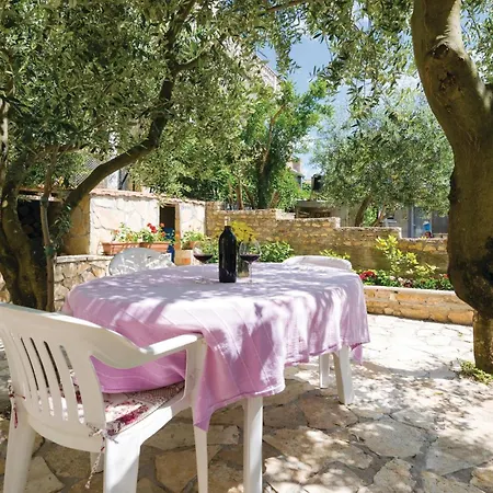 2 Bedroom Beautiful In Apartment *